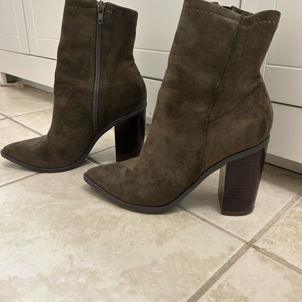 Lulus olive fake suede booties